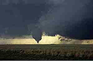 25 unglaubliche Fotos von Tornados in Aktion